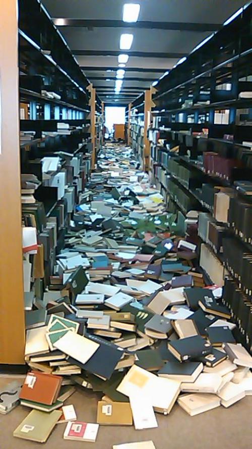 中央図書館3階の図書が床に散乱しています。