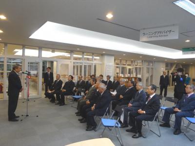 鈴木学長(写真左)のあいさつに耳を傾ける関係者
