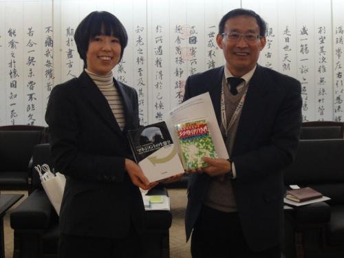 陳館長に横浜国立大学の鈴木学長の著書をお渡ししました