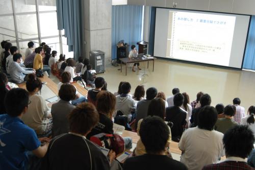 5月7日開催の教育人間科学部対象のガイダンスの様子です